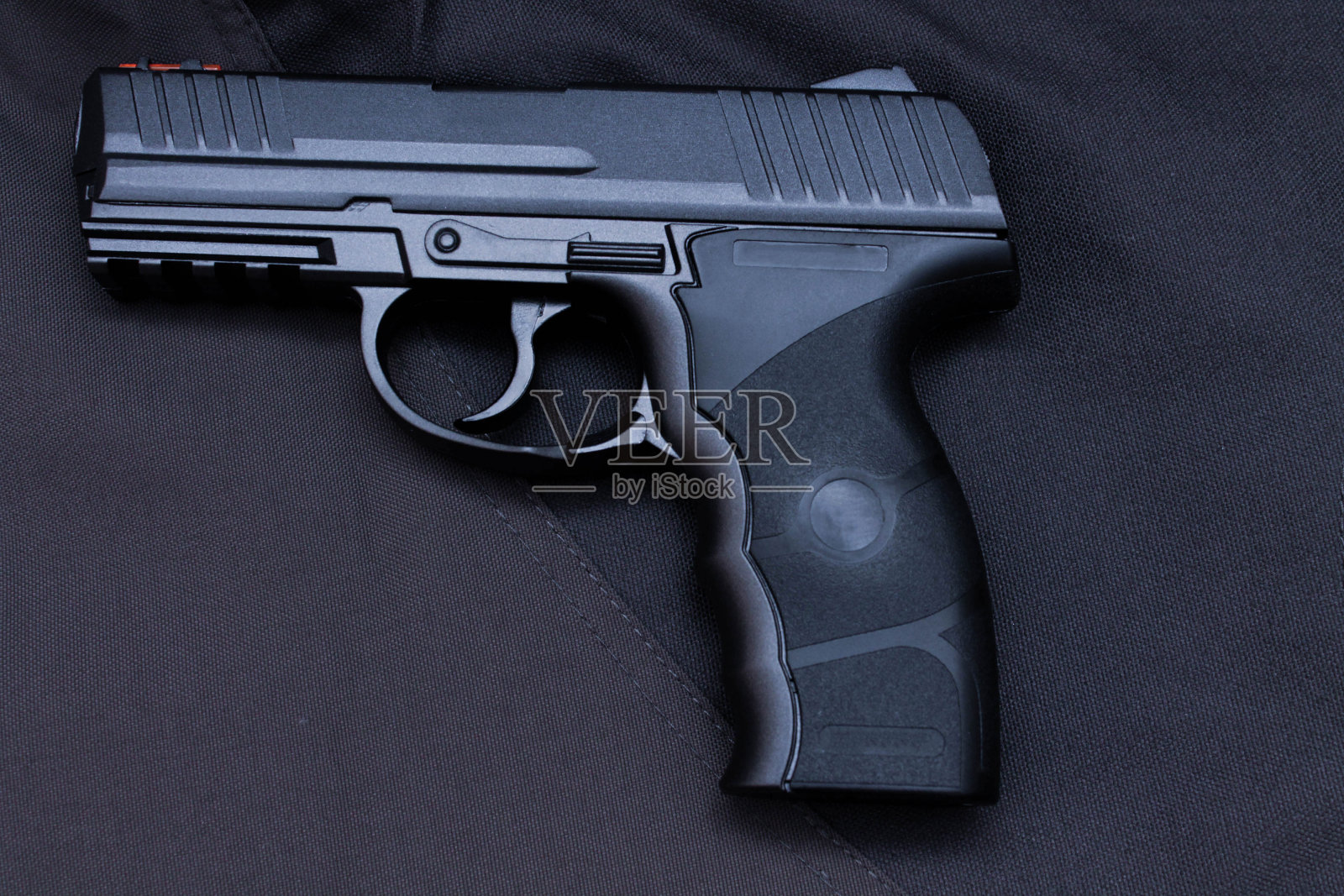 维修站是黑色背景上的黑色。前视图。照片摄影图片