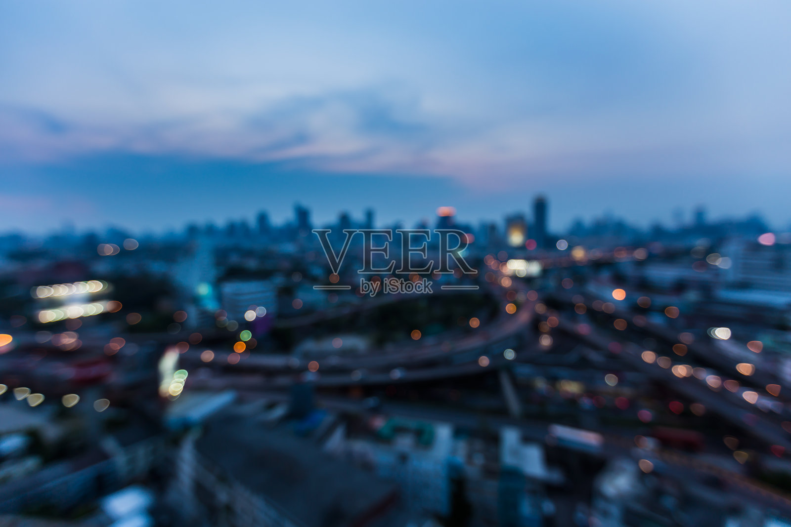 暮色模糊了灯光城市的闹市区照片摄影图片