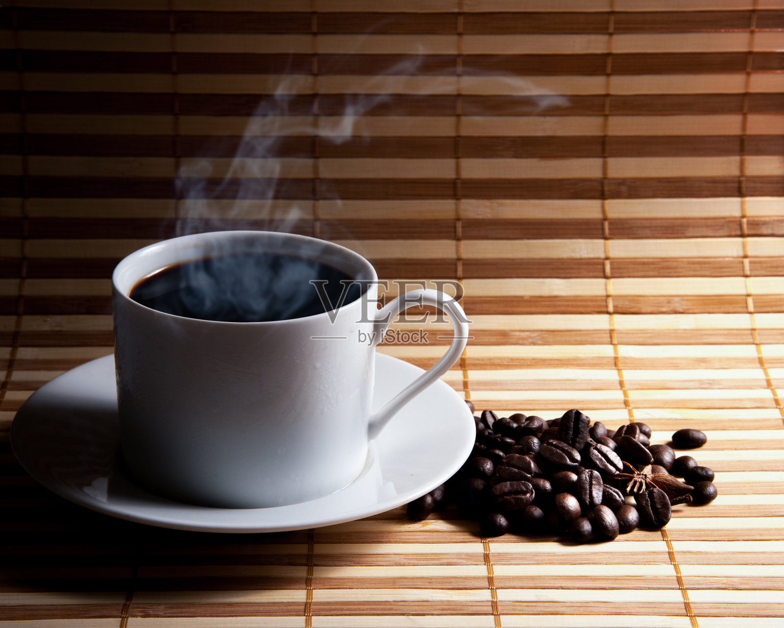 咖啡杯和茶碟放在木头上照片摄影图片