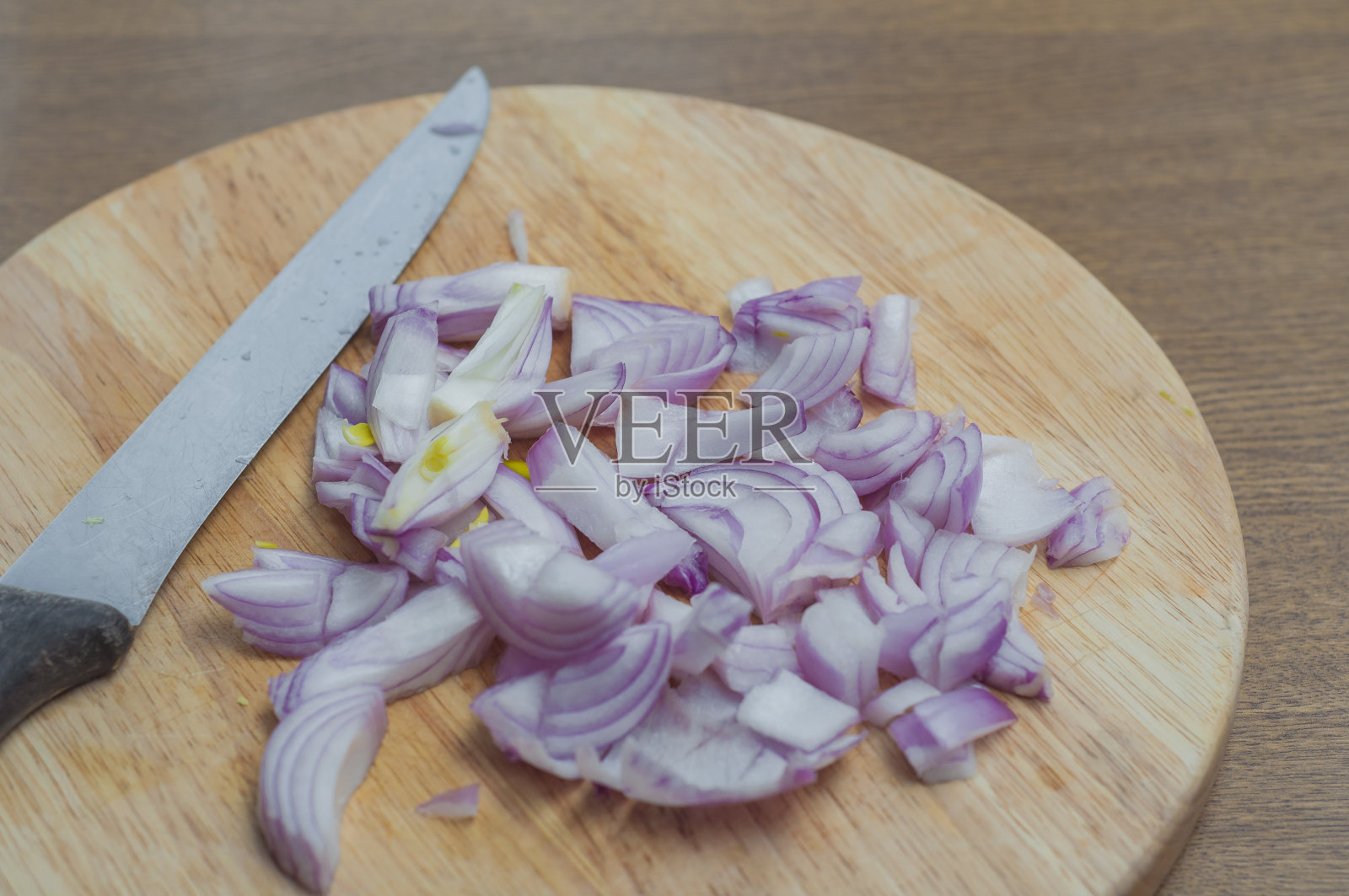 切好的洋葱放在木桌上照片摄影图片