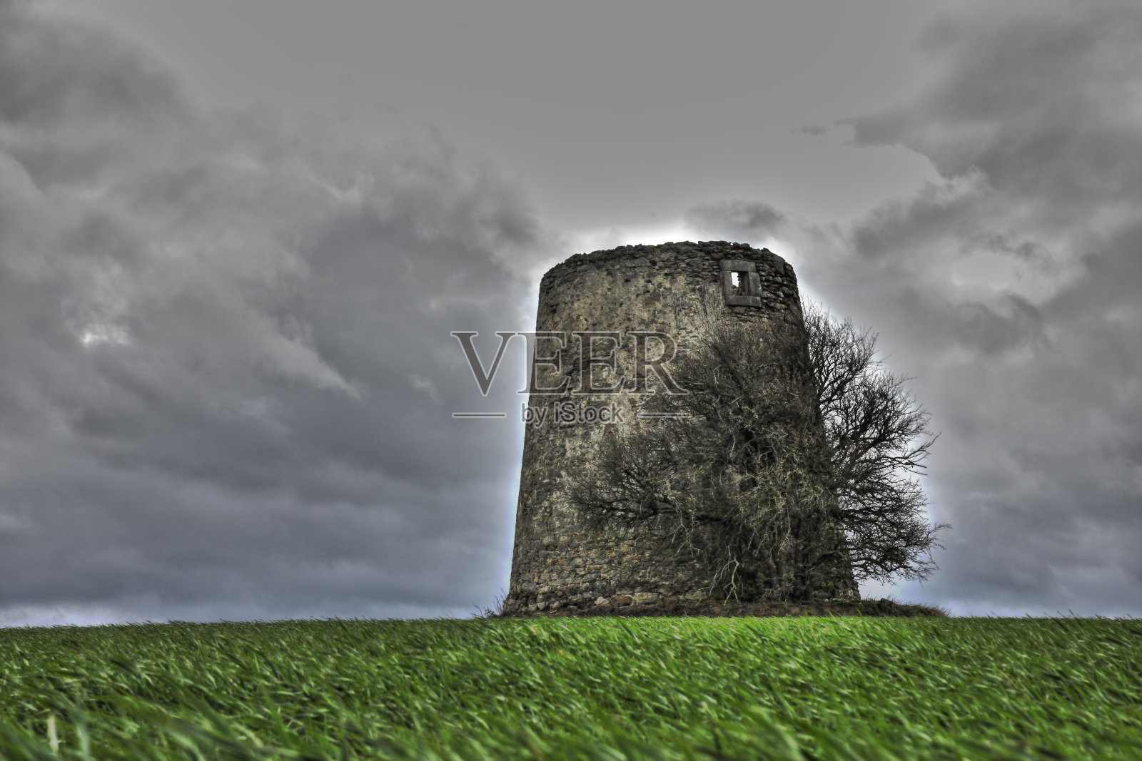 毁灭的风车在天启的天空背景照片摄影图片