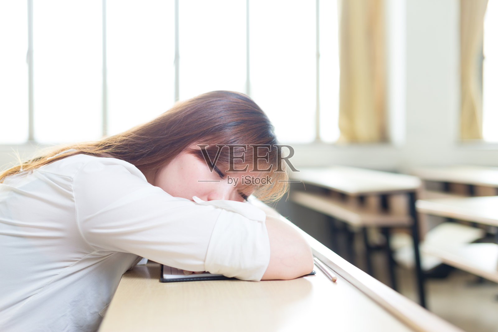 年轻美丽的亚洲女孩在教室里照片摄影图片