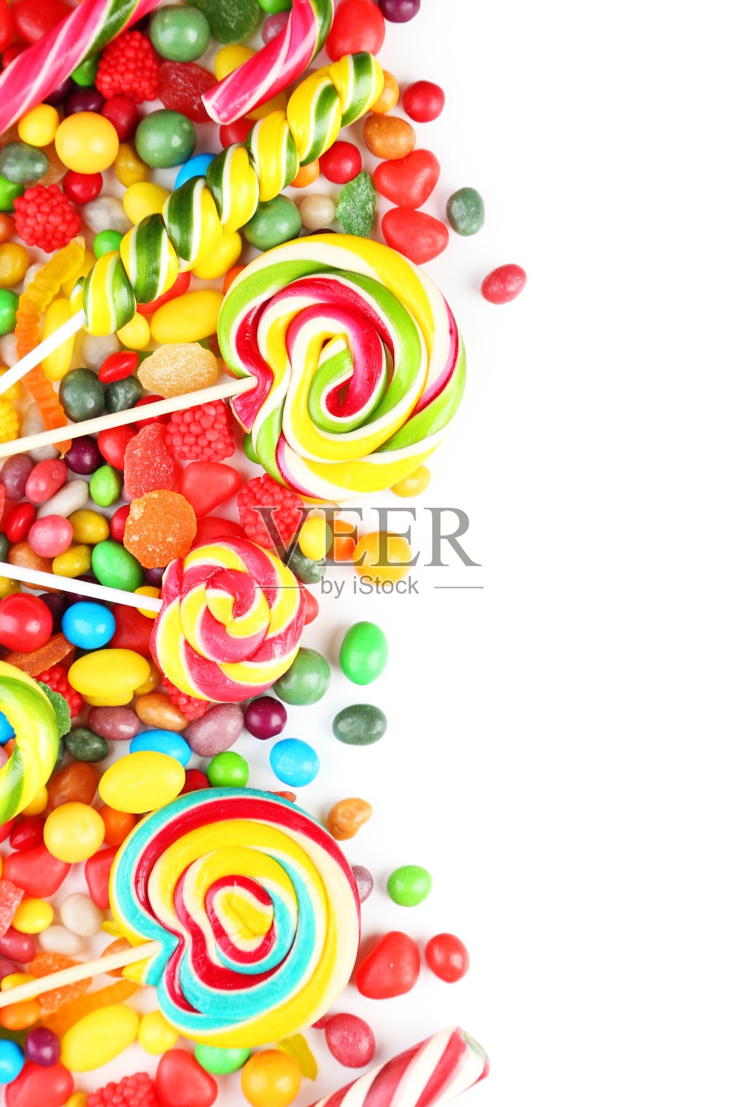 白色背景上的多个彩色水果糖照片摄影图片