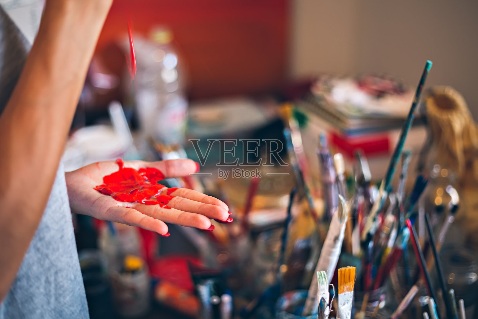 女孩正在往手上滴颜料照片摄影图片