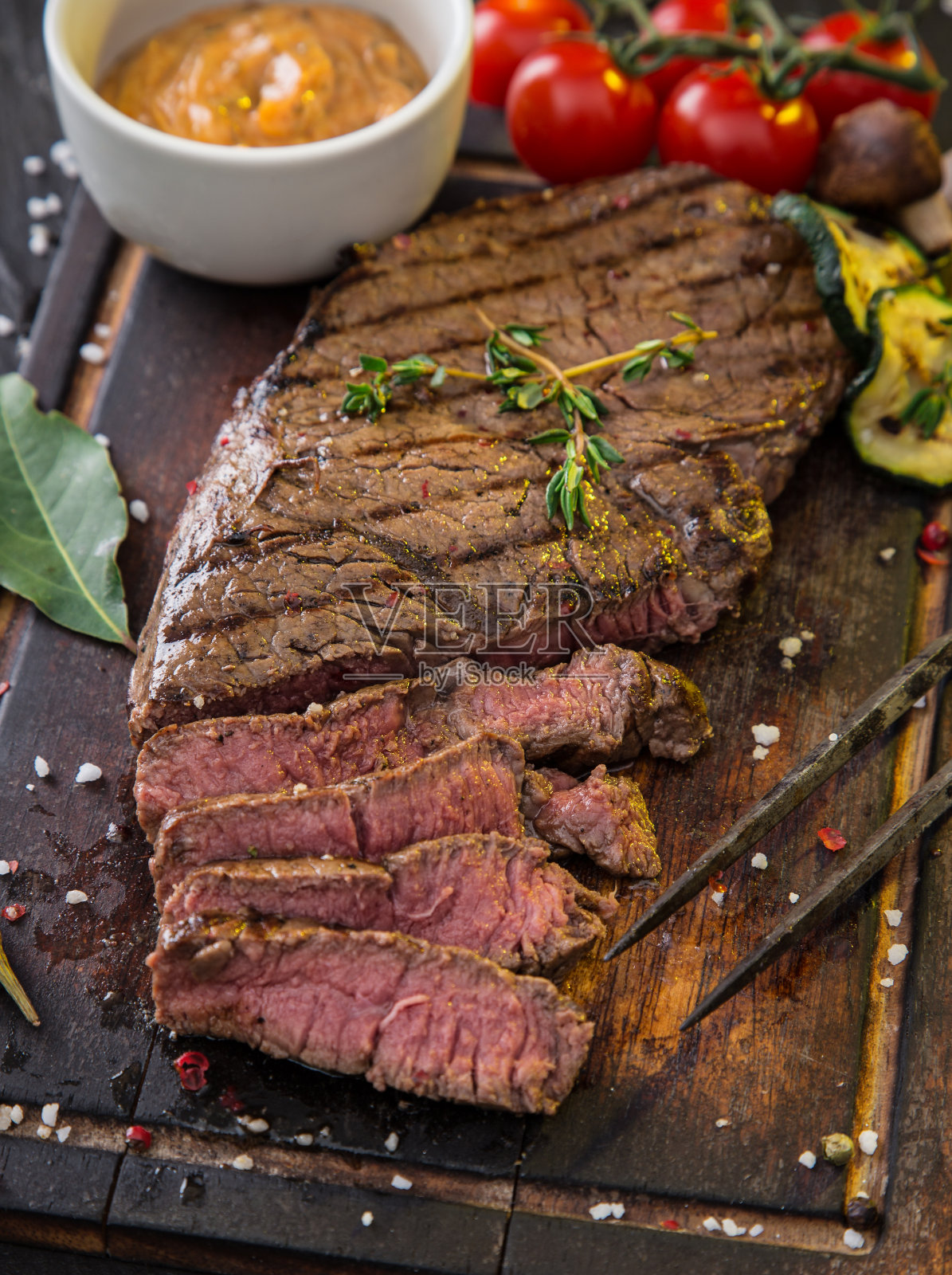 木桌上的牛排照片摄影图片