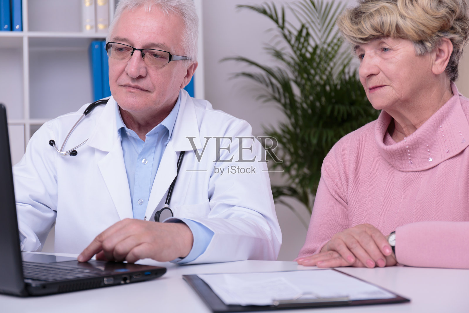 医生使用笔记本电脑照片摄影图片