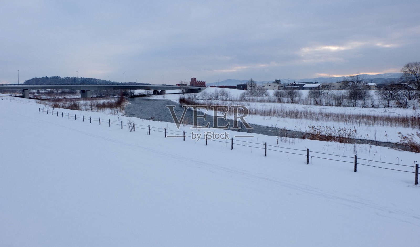 城市冬天的雪景照片摄影图片