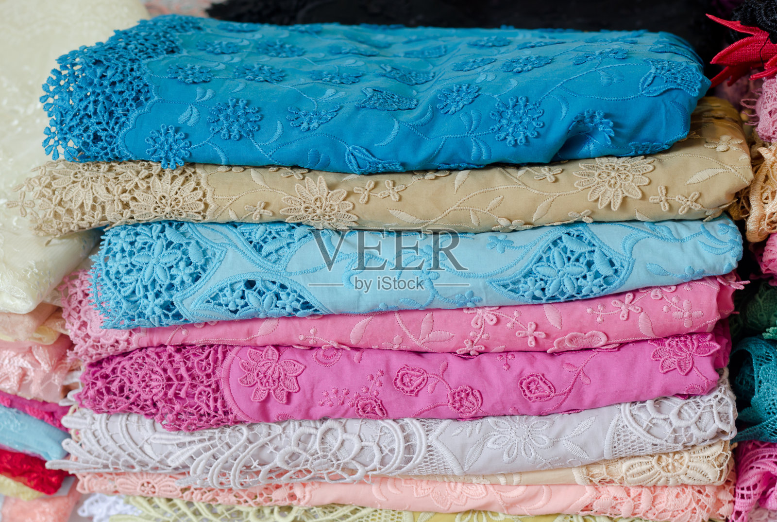 布店里五颜六色的蕾丝品种照片摄影图片