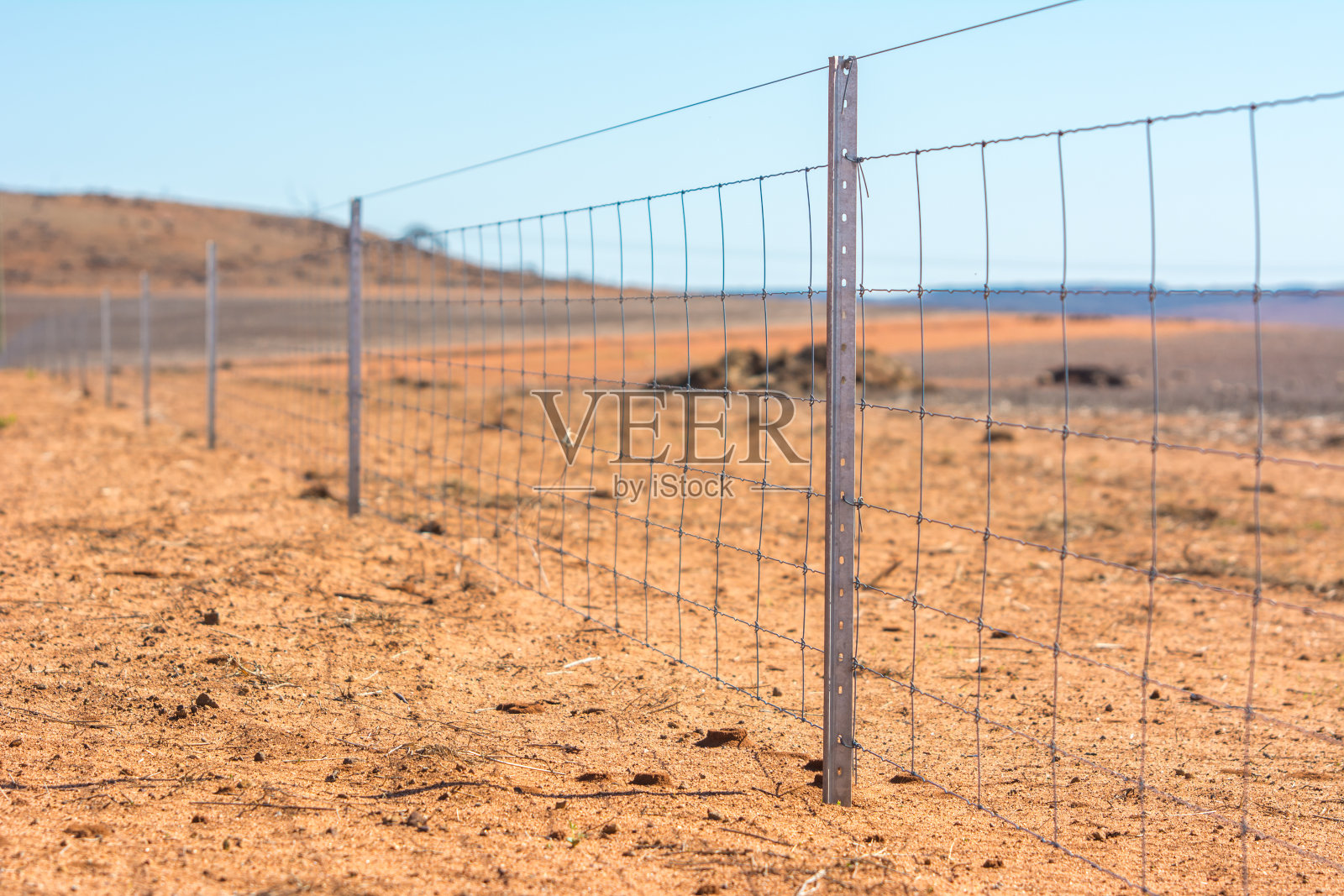 陆地上的带刺铁丝网照片摄影图片