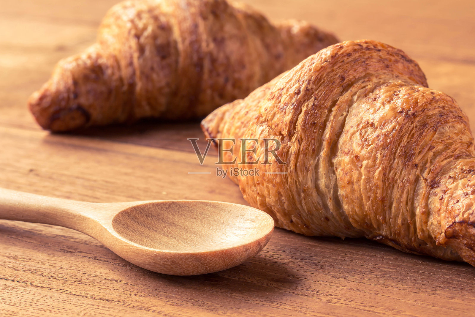 木桌上的羊角面包和木勺（滤镜效果）照片摄影图片