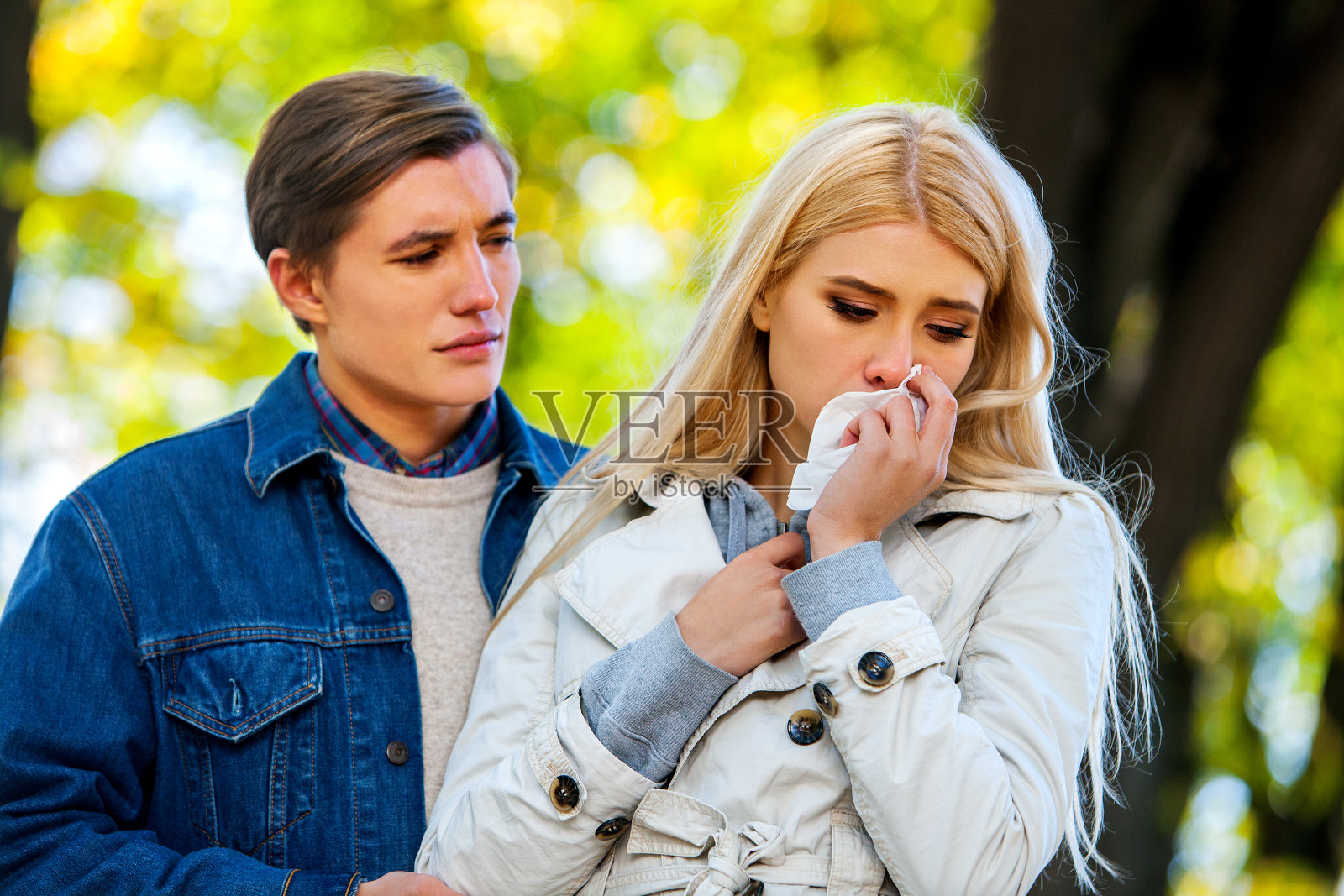 和男人吵架后女人哭了照片摄影图片