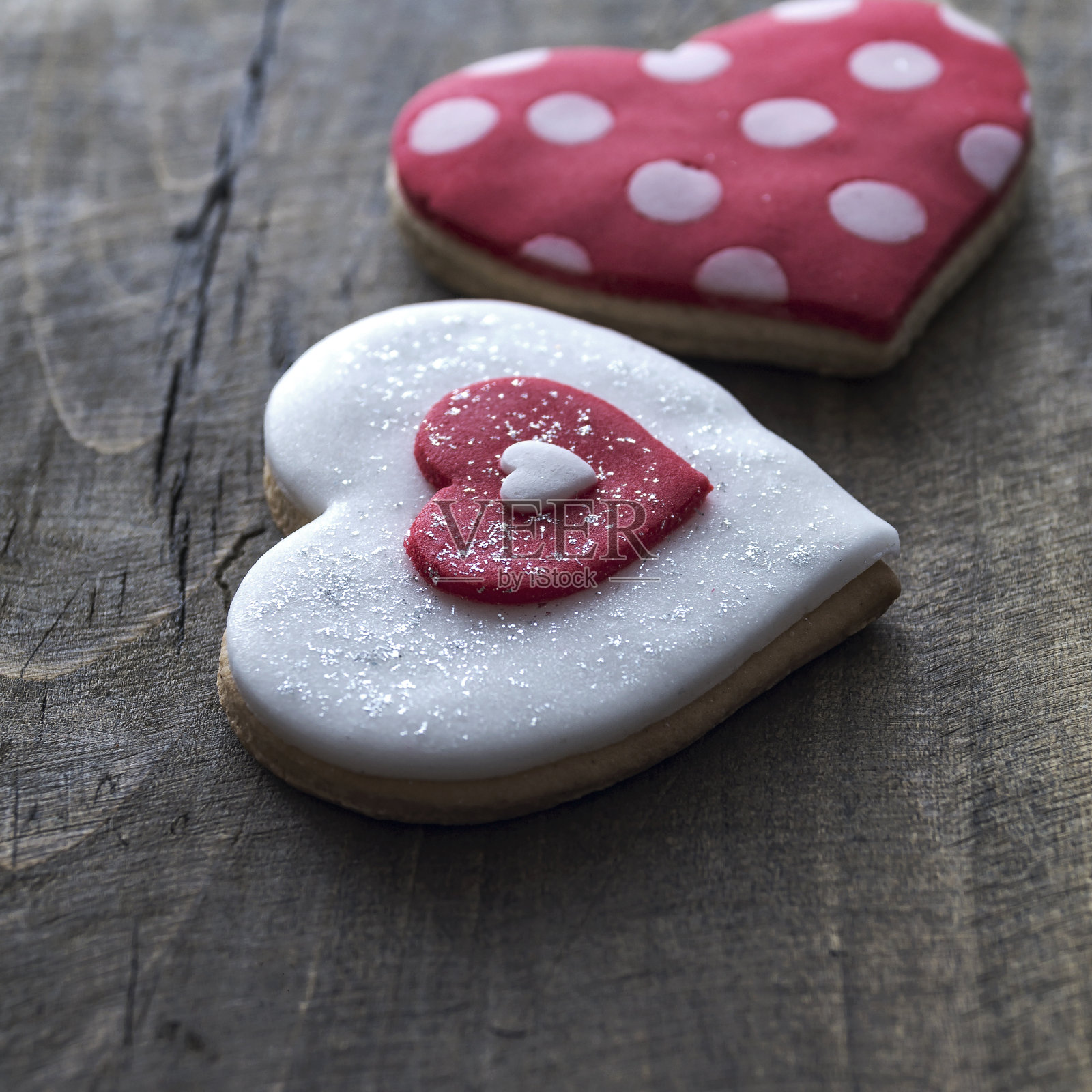 姜饼心在乡村木制背景。照片摄影图片