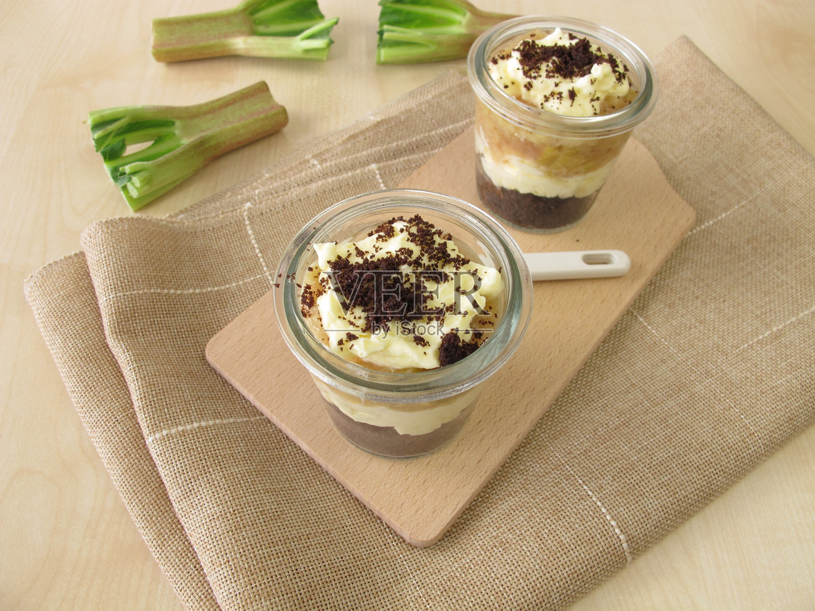 不用大黄和巧克力屑烘焙的蛋糕照片摄影图片