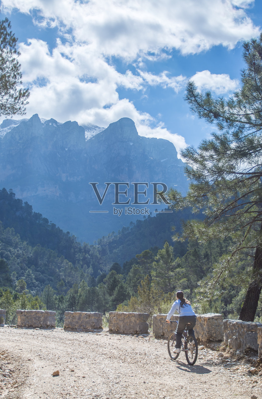女人骑自行车照片摄影图片
