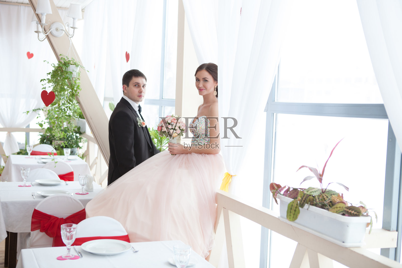 婚礼的年轻夫妇照片摄影图片