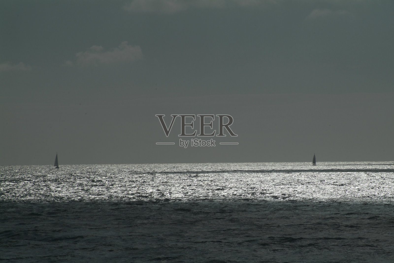 海景与顶天建筑照片摄影图片