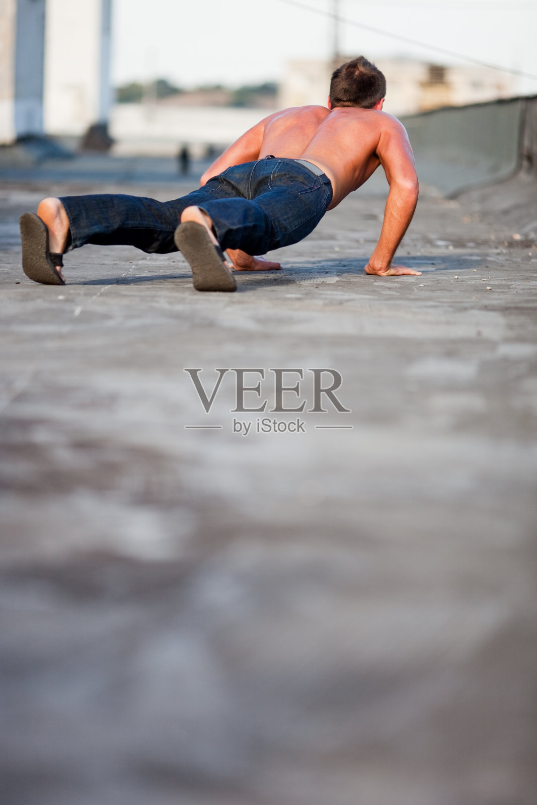 屋顶俯卧撑照片摄影图片