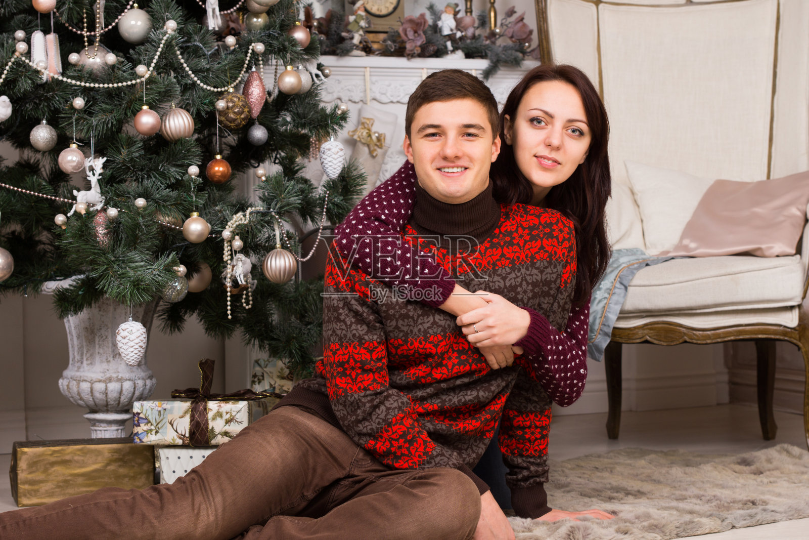 甜蜜的年轻的白色夫妇在圣诞树旁照片摄影图片