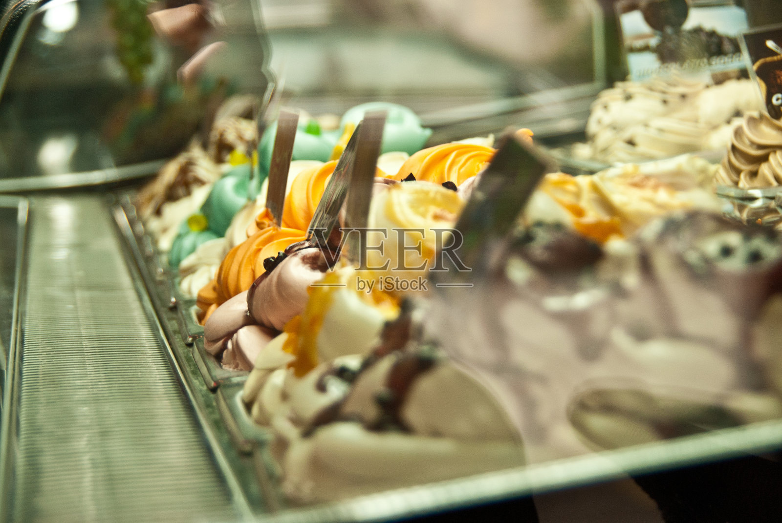 冰淇淋陈列在冷冻机里照片摄影图片