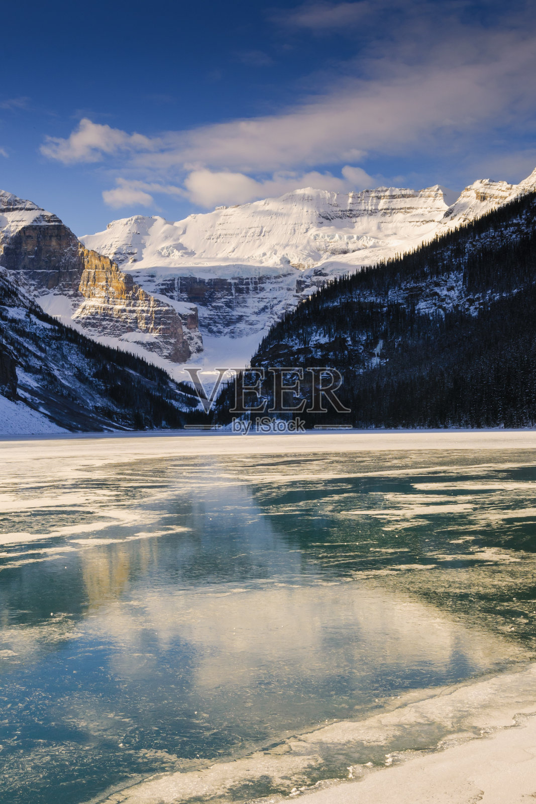 黎明时分的露易丝湖照片摄影图片