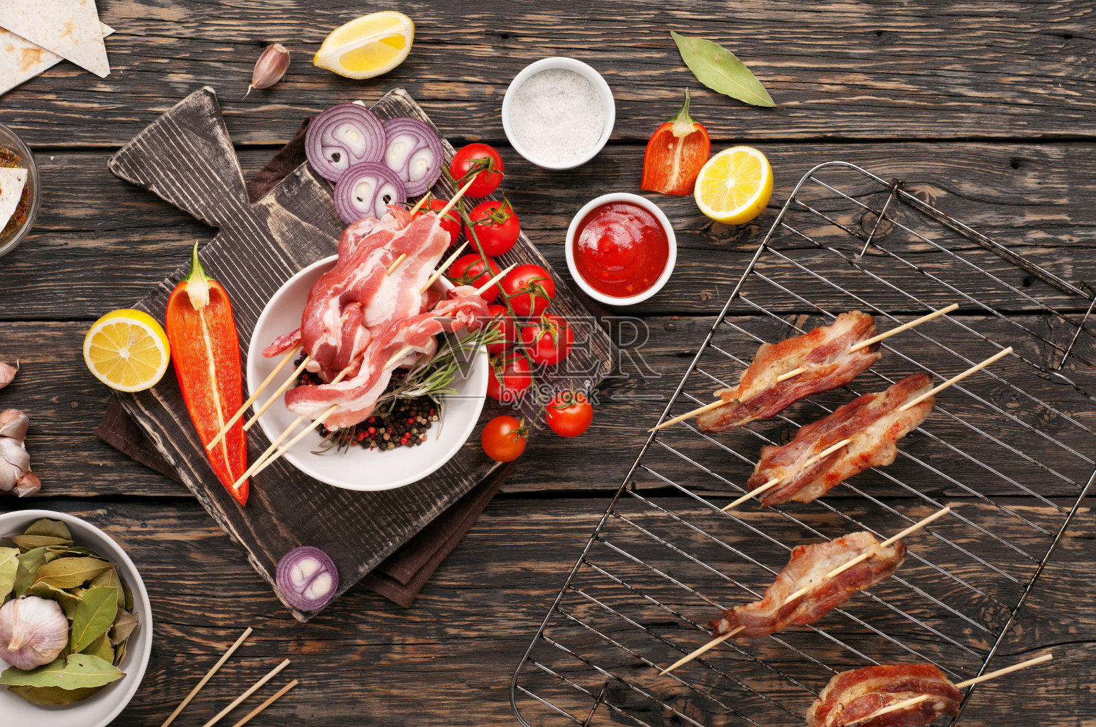 生培根片配烤好的培根和蔬菜照片摄影图片