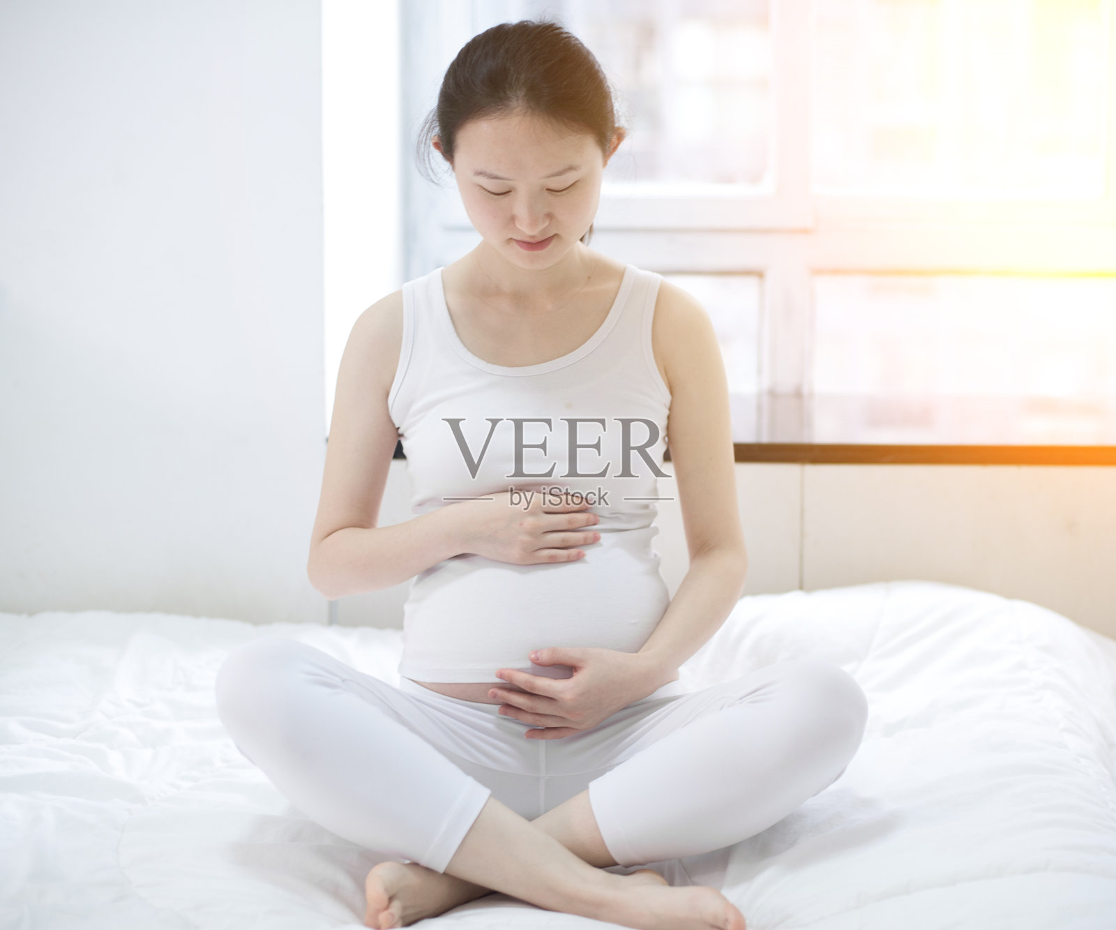 孕妇在家里的沙发上休息照片摄影图片