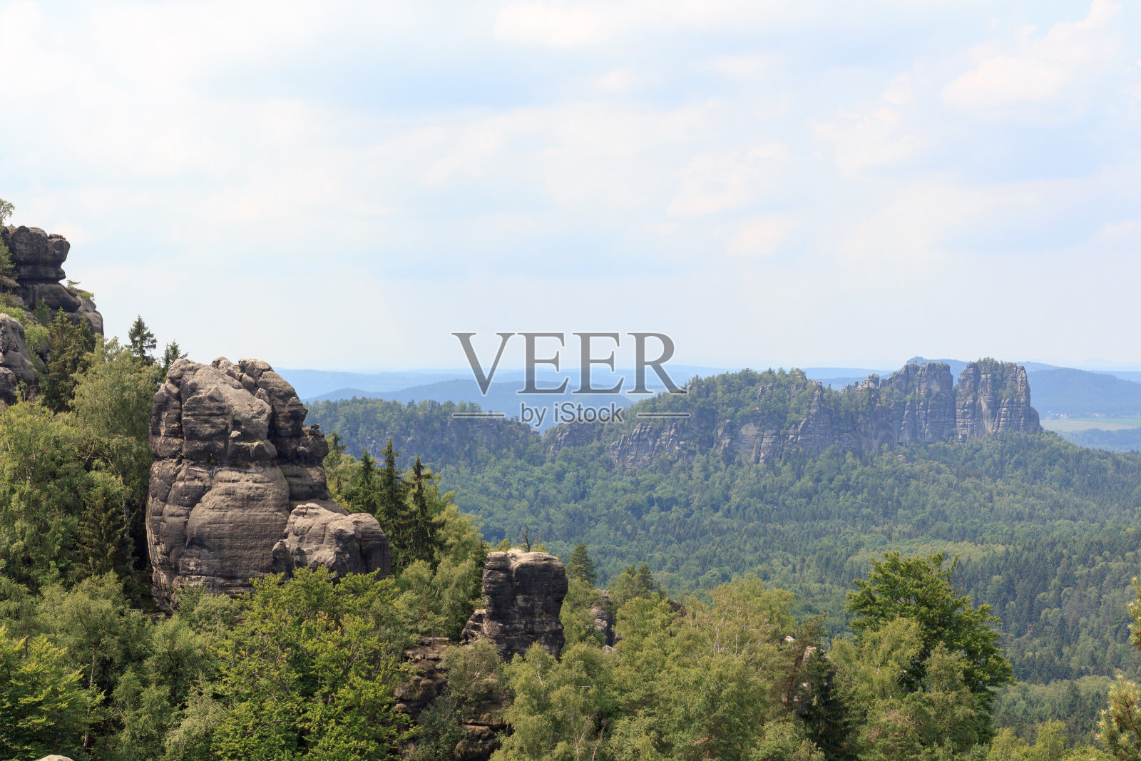 从Carolafelsen眺望瑞士撒克逊的Schrammsteine照片摄影图片