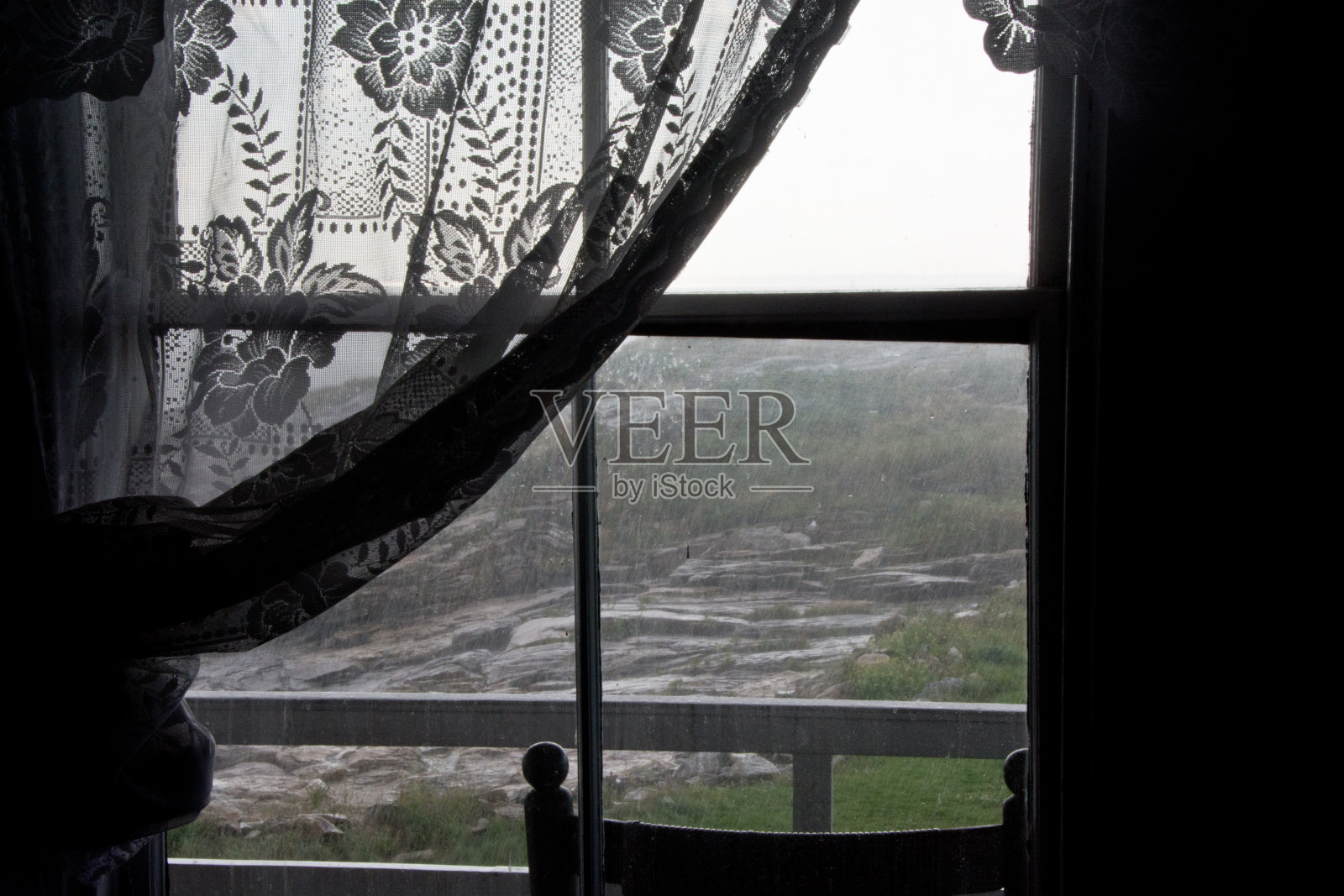 海边度假胜地的雨天照片摄影图片