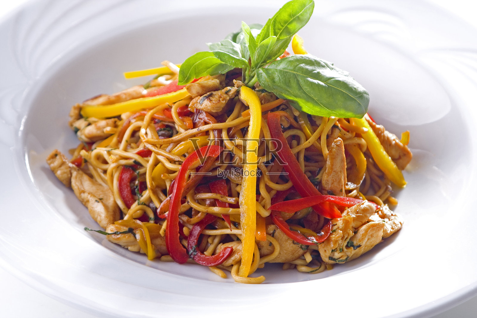 意大利面配炸鸡片和蔬菜照片摄影图片