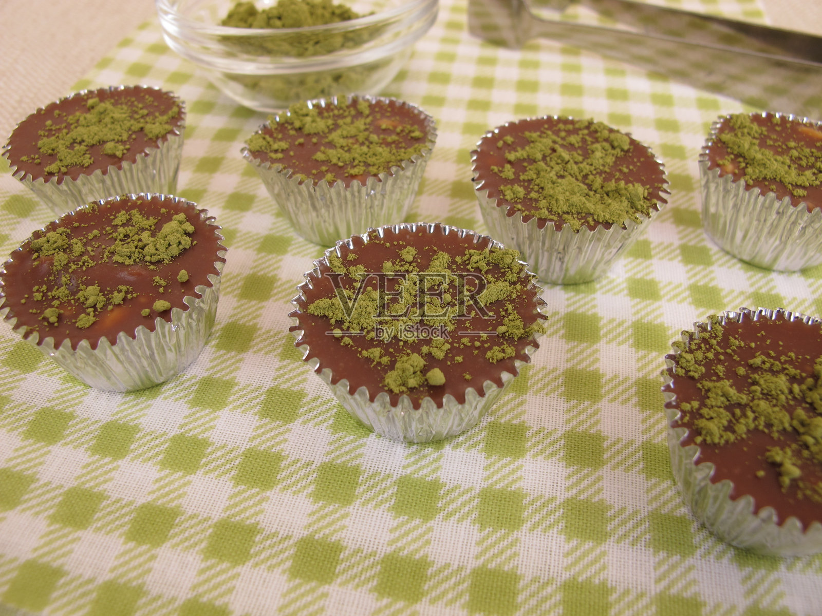 自制巧克力抹茶果仁糖照片摄影图片