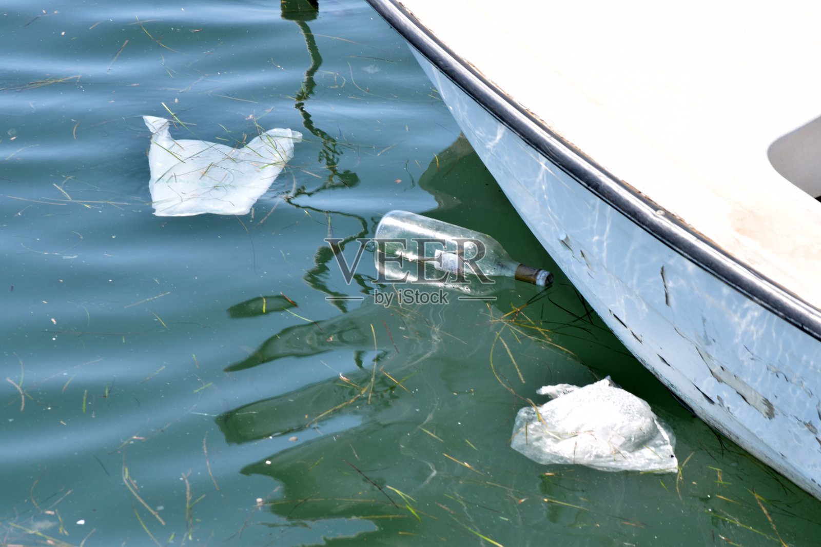水中垃圾照片摄影图片