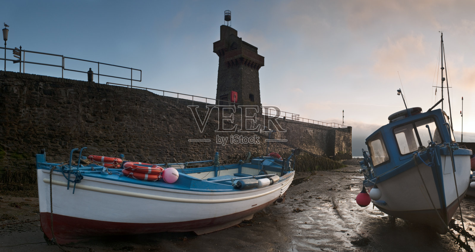 日出时林茅斯港的船只。照片摄影图片