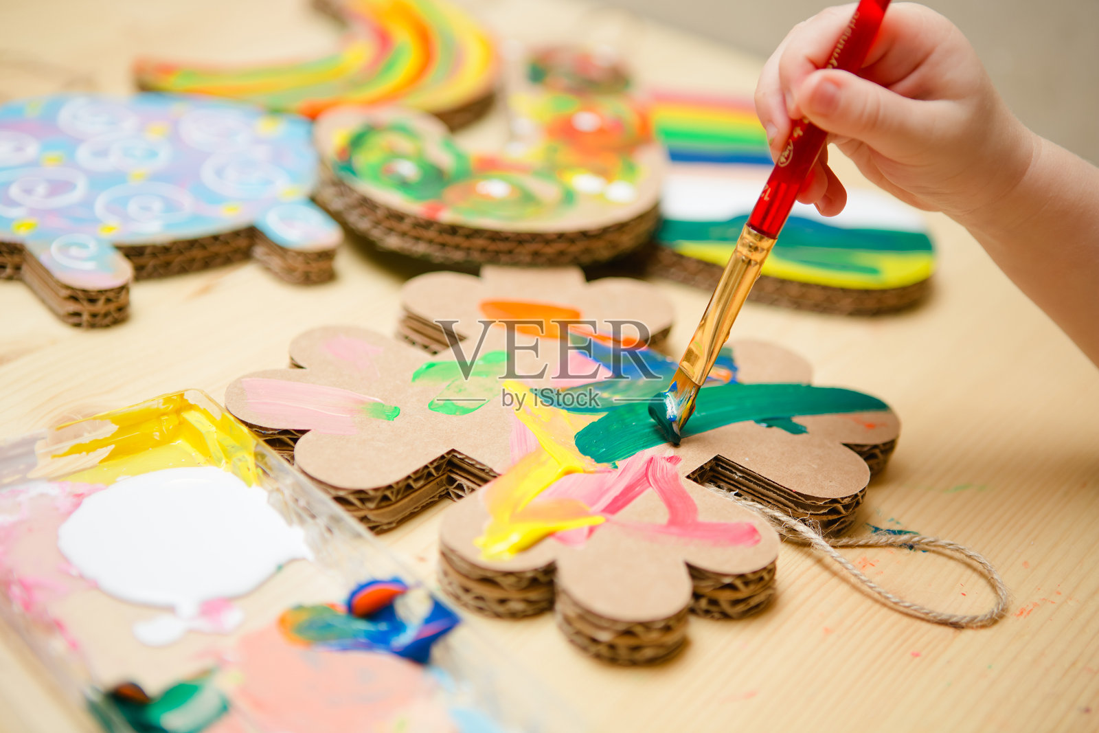 小女婴用五颜六色的颜料作画照片摄影图片