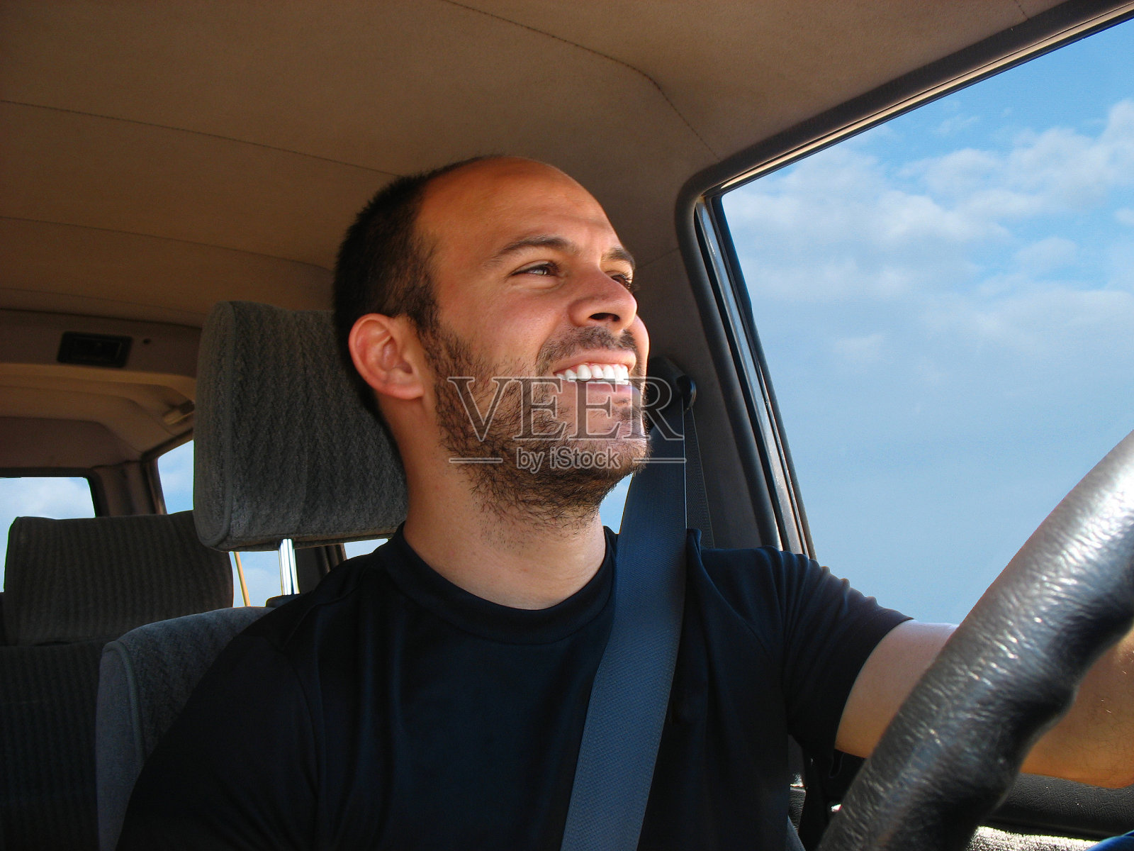 男人开车的快乐照片摄影图片