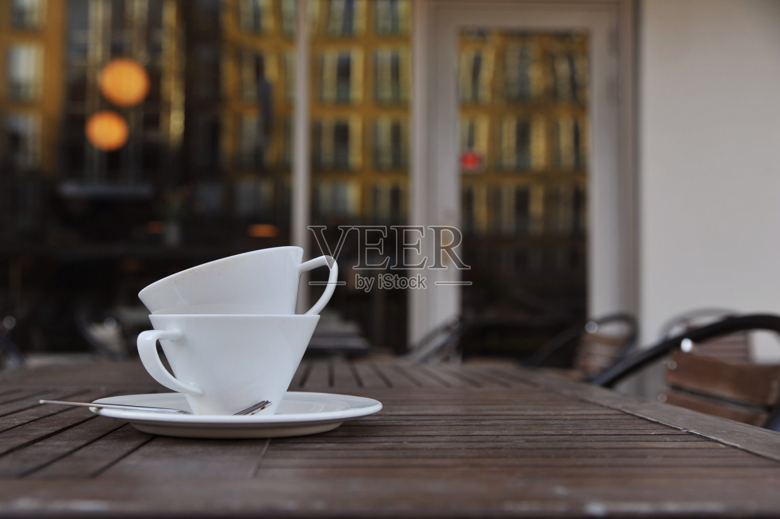 空咖啡杯在桌子上照片摄影图片