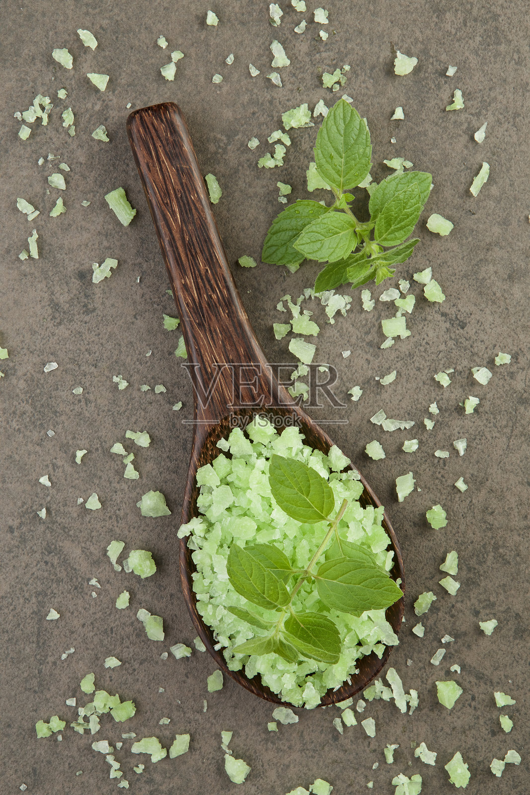 芳香疗法盐温泉。薄荷绿色盐温泉在木制照片摄影图片