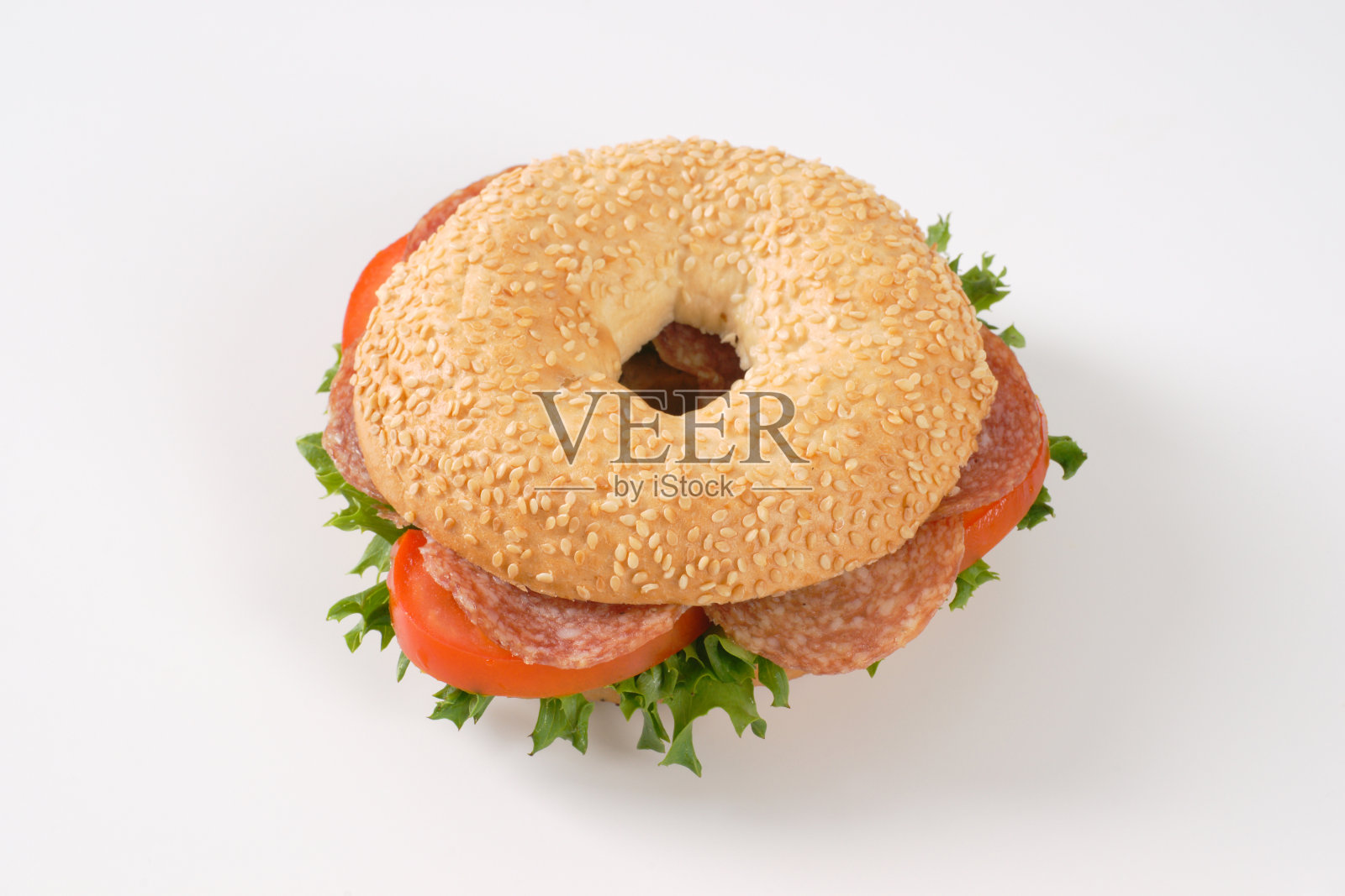 百吉饼三明治配意大利腊肠照片摄影图片