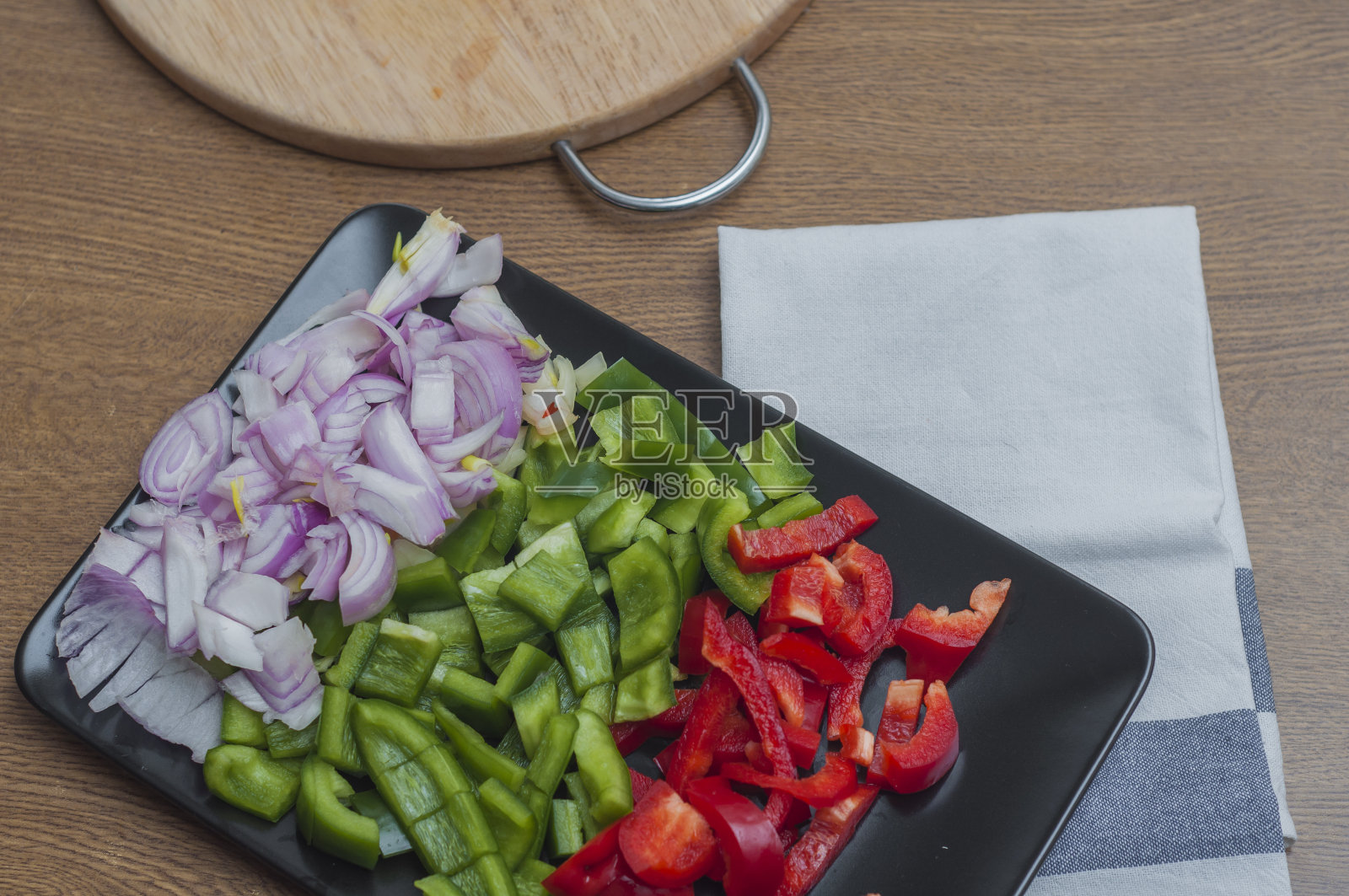 青椒、红椒和洋葱片照片摄影图片