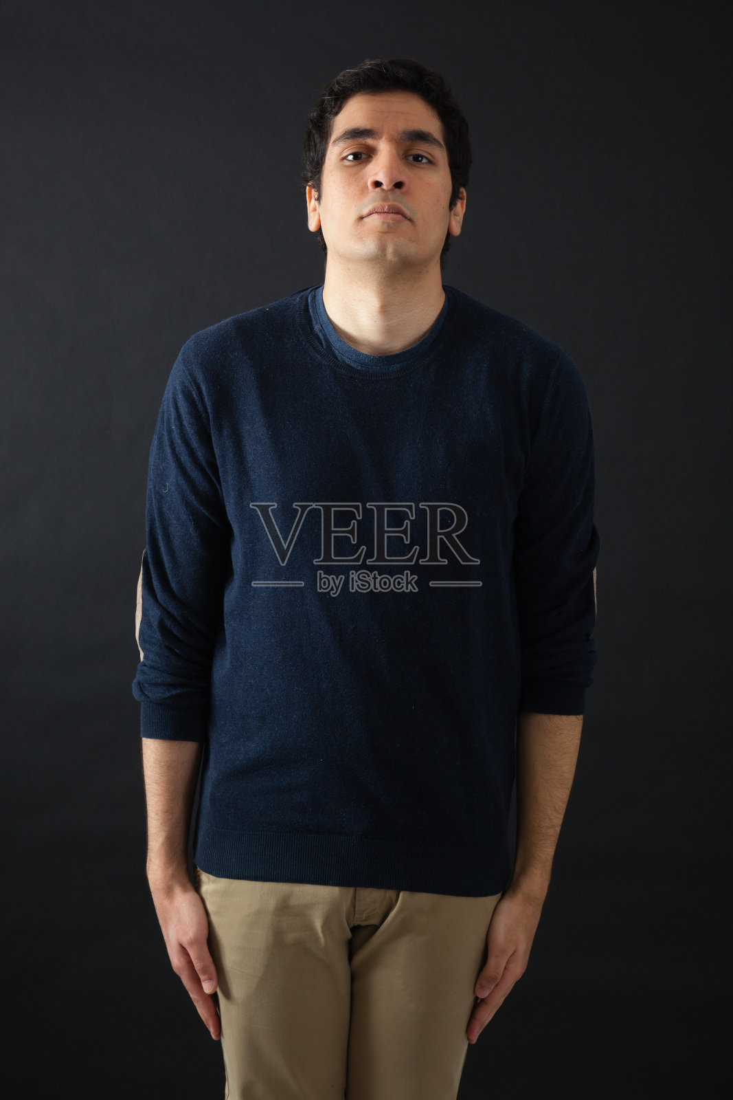 帅哥穿不同的衣服，表情也不一样照片摄影图片