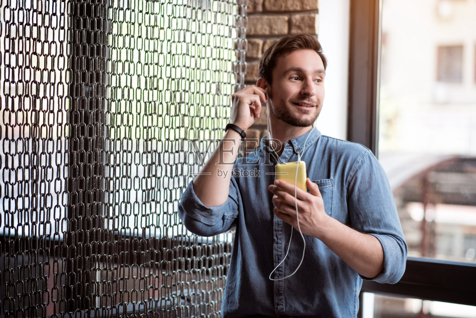 听音乐的愉快的人照片摄影图片