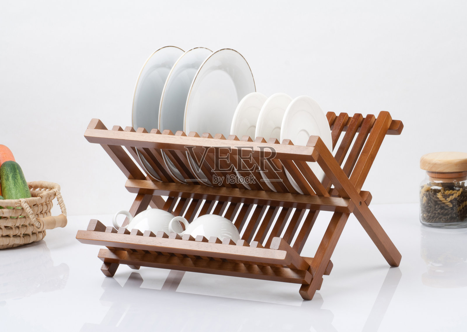 小木架子上照片摄影图片