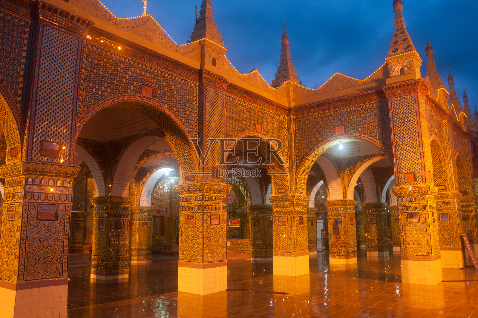 曼德勒山苏东比依塔缅甸拱门。照片摄影图片