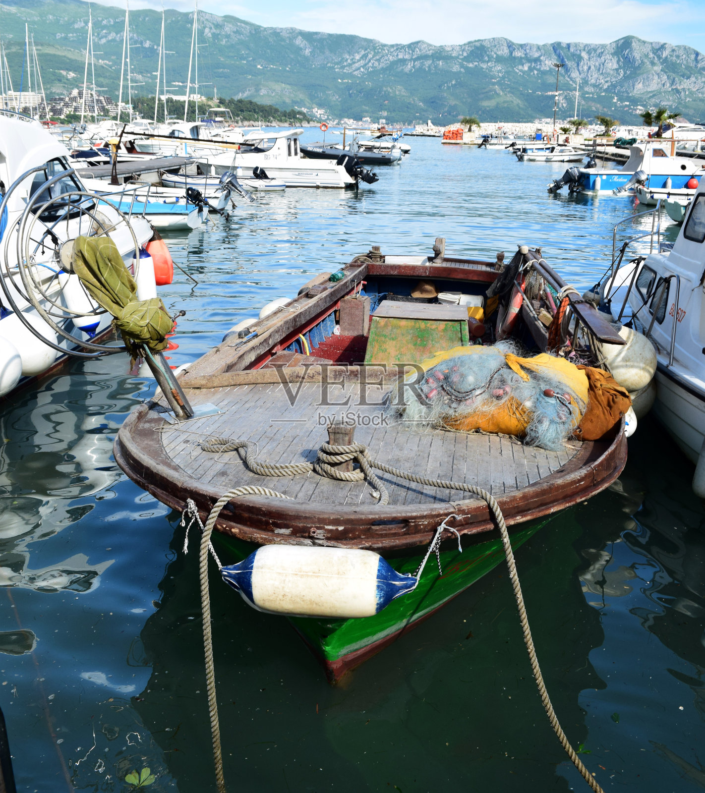 码头上有一艘老渔夫的船照片摄影图片