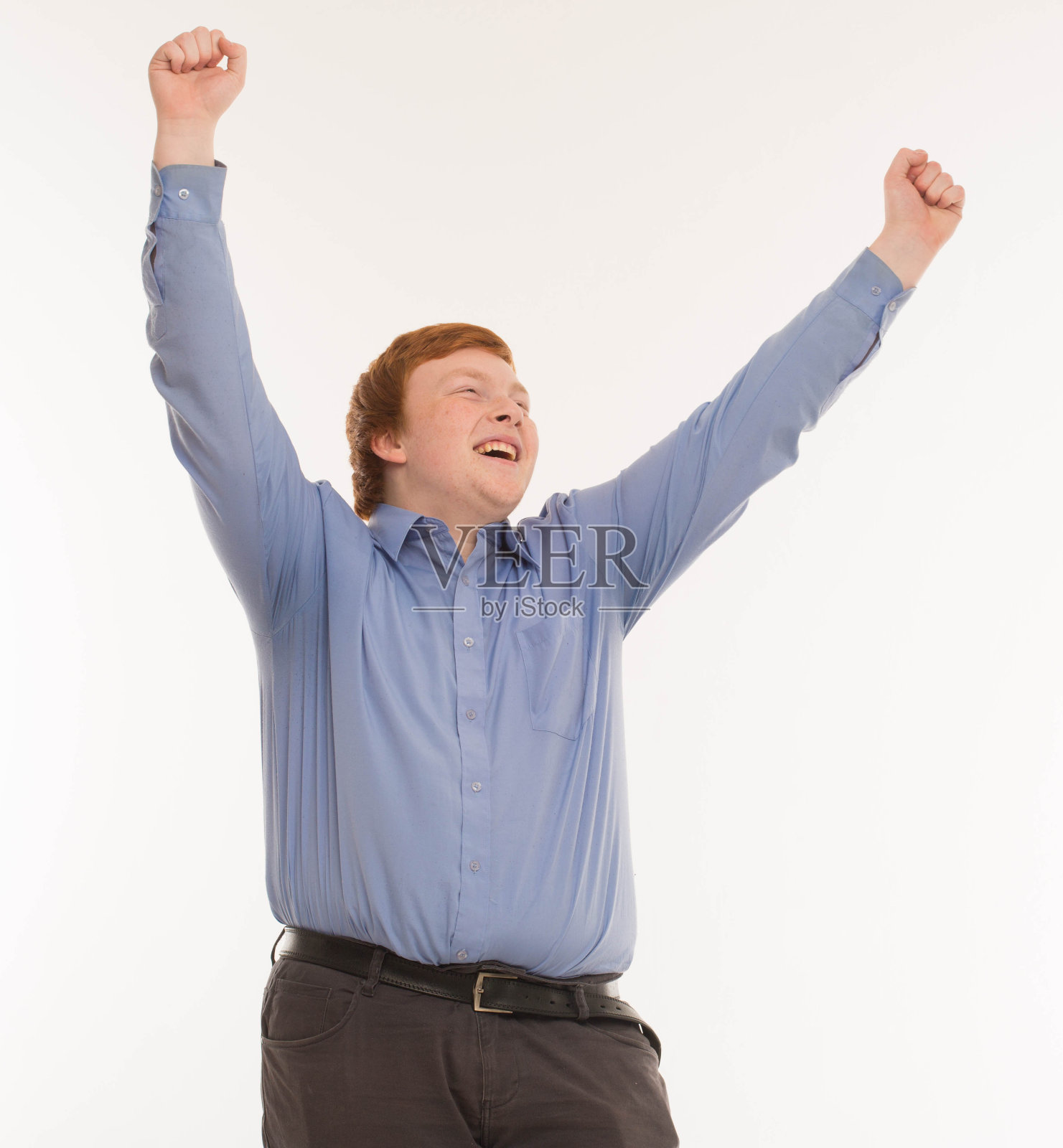 男子工作室肖像在白色的背景与手举起照片摄影图片