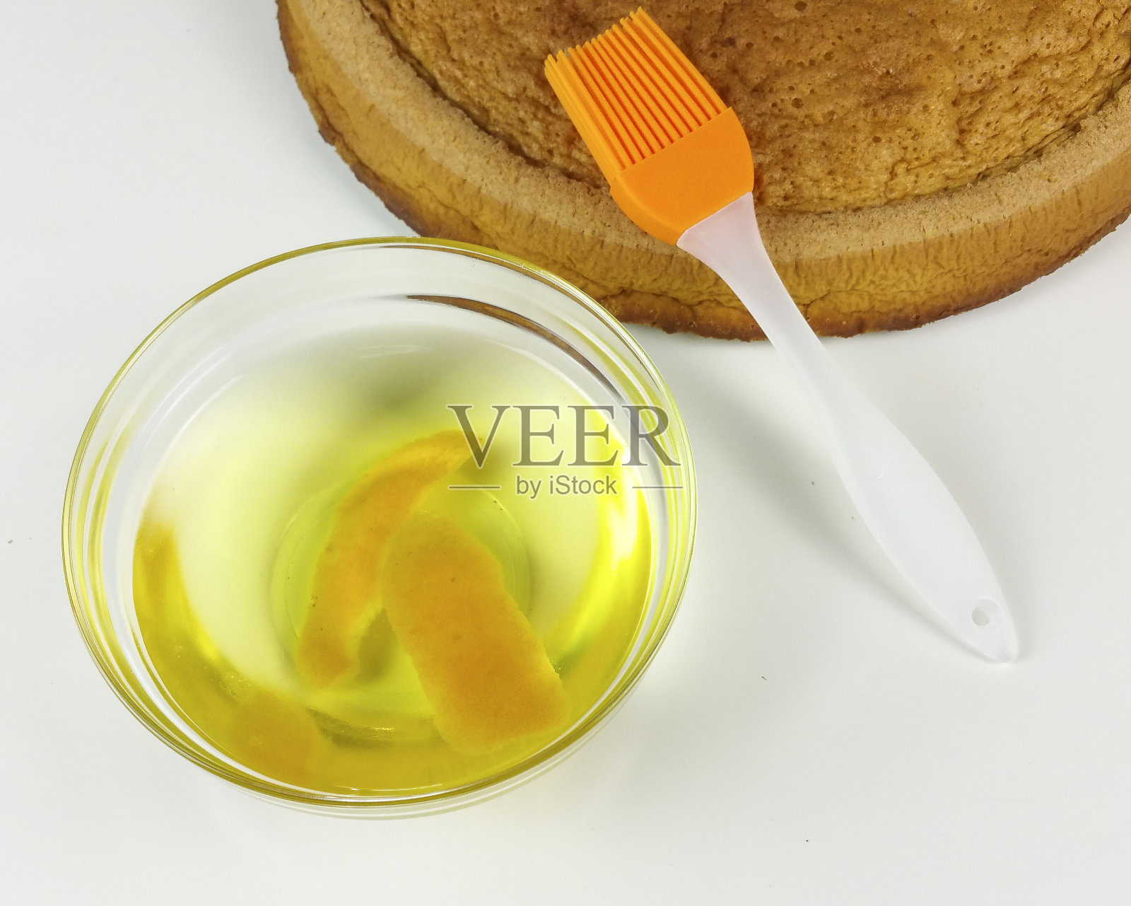 一碗水，一碗橘子和海绵蛋糕照片摄影图片