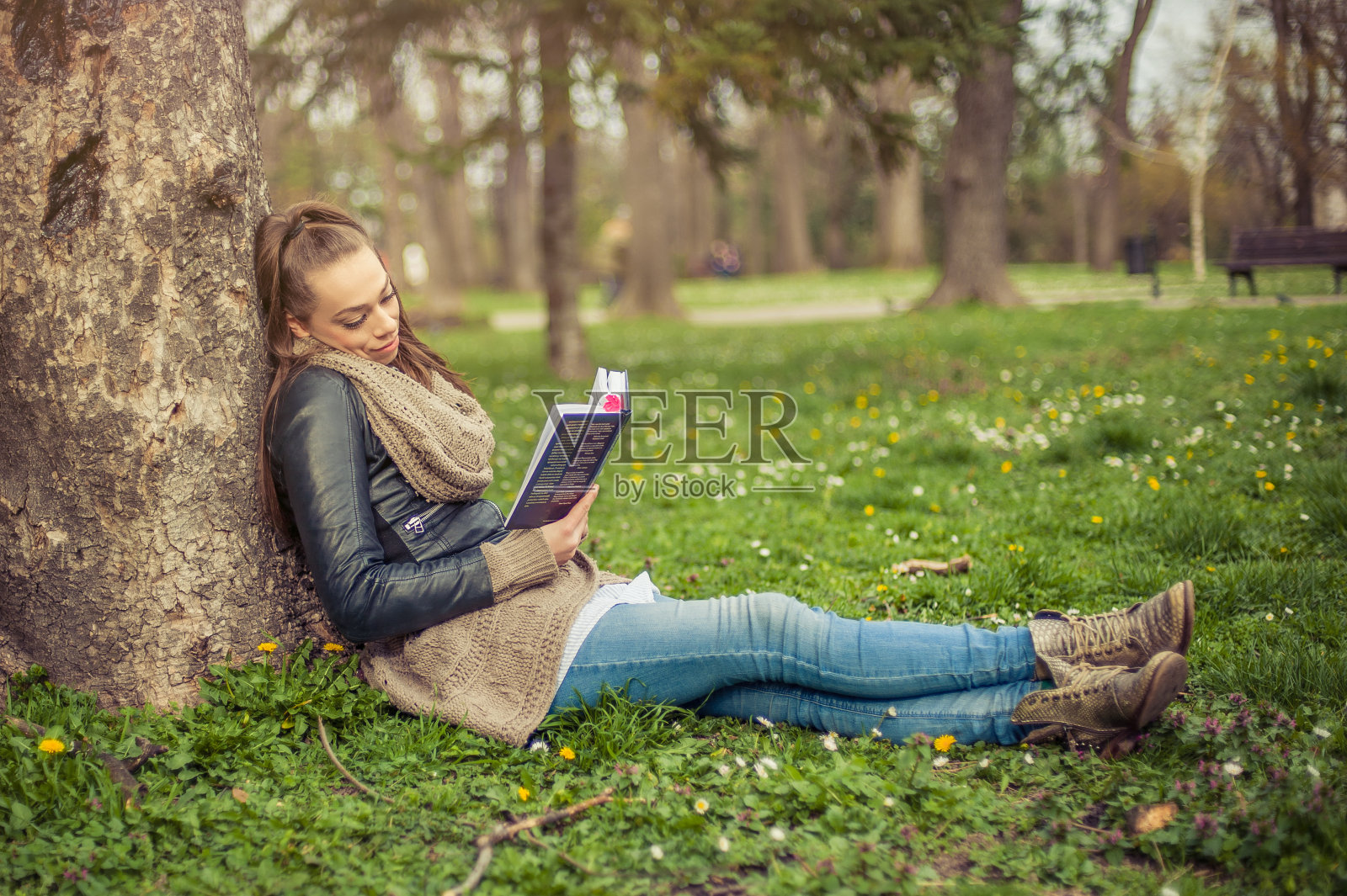 年轻女子在读书照片摄影图片