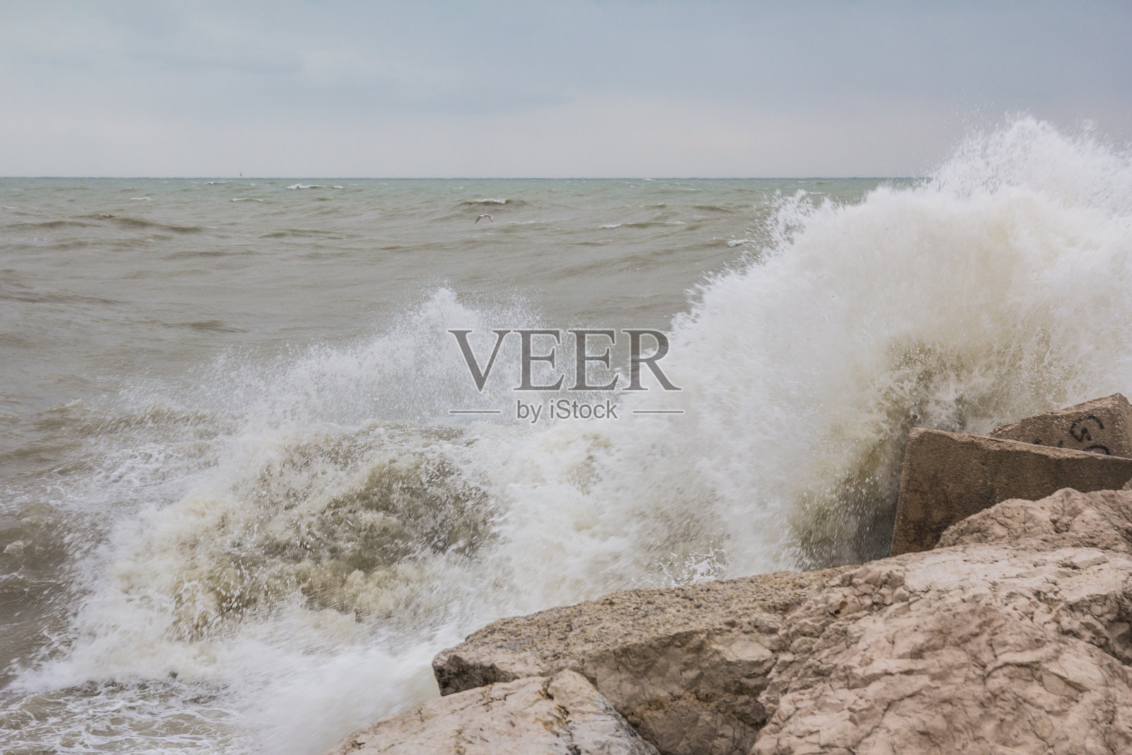 乌云和汹涌的海浪照片摄影图片