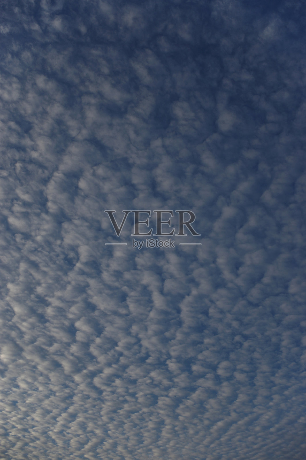 高积云云层形成的照片摄影图片