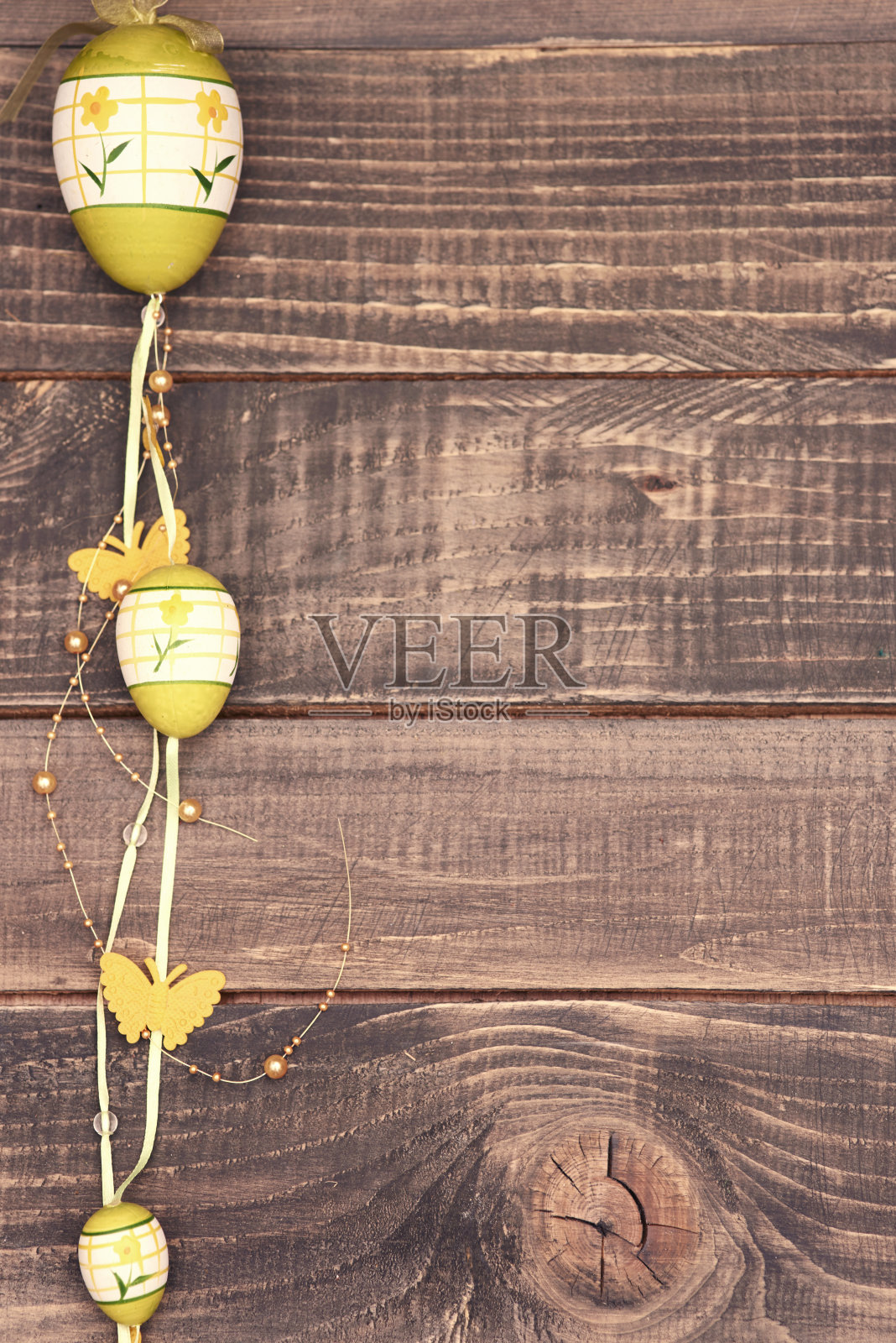 棕色的木头上放着复活节彩蛋照片摄影图片