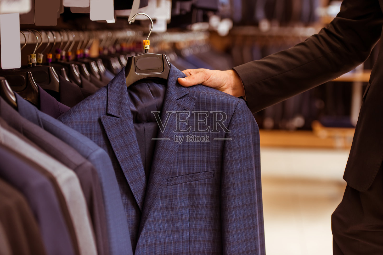 西装店里的人照片摄影图片
